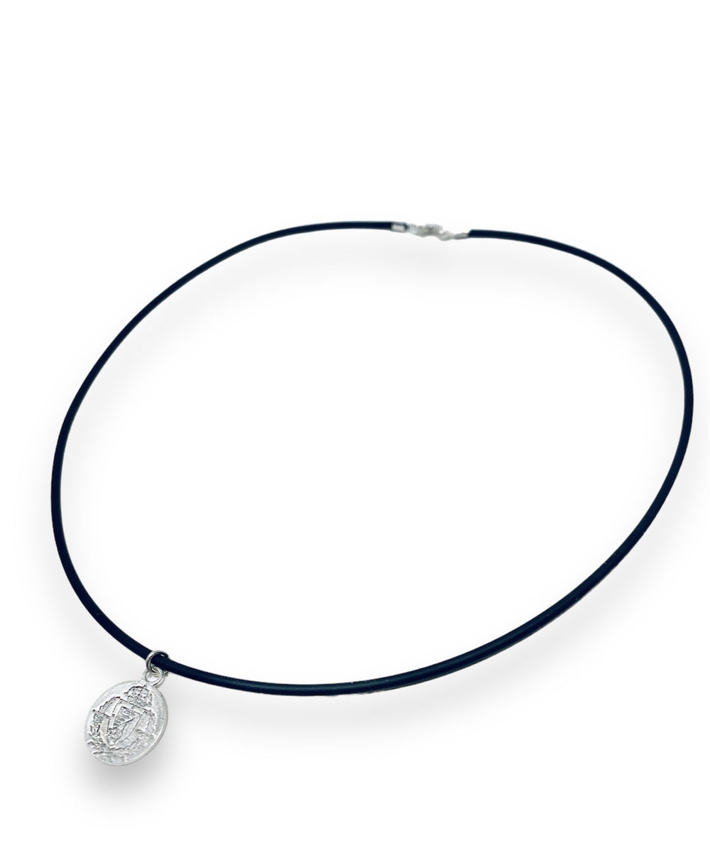 COLGANTE RV PLATA BRILLO Y CORDON DE SILICIO 02